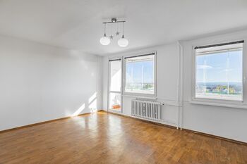 Obývací pokoj se vstupem na lodžii - Pronájem bytu 1+kk v osobním vlastnictví 34 m², Praha 9 - Prosek