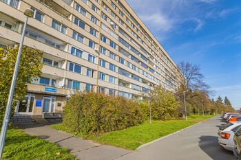Pohled na dům z ulice - Pronájem bytu 1+kk v osobním vlastnictví 34 m², Praha 9 - Prosek