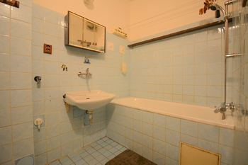 Koupelna - Prodej bytu 3+1 v osobním vlastnictví 74 m², Pardubice