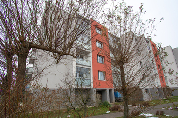 Pohled na dům - Prodej bytu 3+1 v osobním vlastnictví 74 m², Pardubice