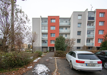 Parkování u domu - Prodej bytu 3+1 v osobním vlastnictví 74 m², Pardubice