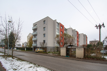 Pohled na dům - Prodej bytu 3+1 v osobním vlastnictví 74 m², Pardubice