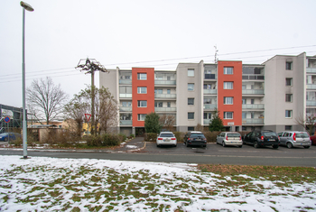 Pohled na dům - Prodej bytu 3+1 v osobním vlastnictví 74 m², Pardubice