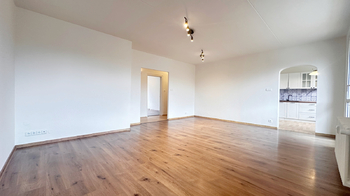 Obývací pokoj - Prodej bytu 4+1 v družstevním vlastnictví 109 m², Praha 9 - Černý Most