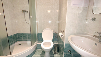 Koupelna se sprchovým koutem - Prodej bytu 4+1 v družstevním vlastnictví 109 m², Praha 9 - Černý Most