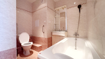 Koupelna s vanou - Prodej bytu 4+1 v družstevním vlastnictví 109 m², Praha 9 - Černý Most