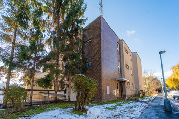 Vstup od ÚVN - Prodej bytu 3+1 v osobním vlastnictví 100 m², Praha 6 - Břevnov