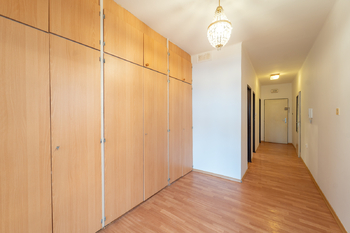 Předsíň s vestavěnými skříněmi - Prodej bytu 3+1 v osobním vlastnictví 100 m², Praha 6 - Břevnov