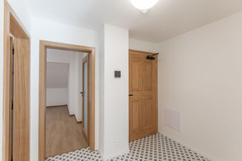 Spojovací chodba bytu - Pronájem bytu 2+kk v osobním vlastnictví 49 m², Praha 8 - Karlín