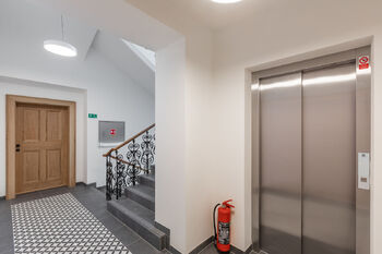 Výtah - Pronájem bytu 2+kk v osobním vlastnictví 49 m², Praha 8 - Karlín