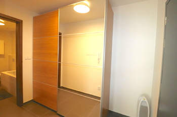 vestavěná skříň v předsíni - Pronájem bytu 2+kk v osobním vlastnictví 70 m², Říčany