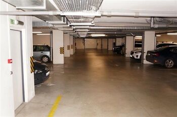 Pronájem garážového stání 16 m², Praha 8 - Libeň