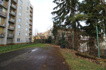 rovinatá větší část předmětného pozemku - Prodej pozemku 935 m², České Budějovice