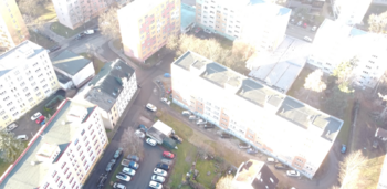 panelová zástavba v okolí bez dostatku parkovacích míst - Prodej pozemku 935 m², České Budějovice