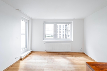 Obývací pokoj s vchodem na balkón - Pronájem bytu 2+kk v osobním vlastnictví 52 m², Praha 5 - Stodůlky