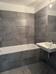 Koupelna - Pronájem bytu 2+kk v osobním vlastnictví 48 m², Praha 8 - Bohnice