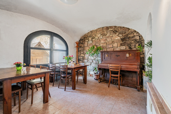 Restaurace - Prodej zemědělského objektu 300 m², Hluboké Dvory