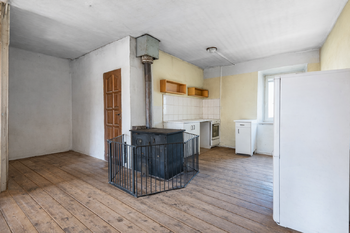 obytná část - Prodej zemědělského objektu 300 m², Hluboké Dvory