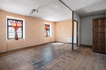 obytná část - Prodej zemědělského objektu 300 m², Hluboké Dvory