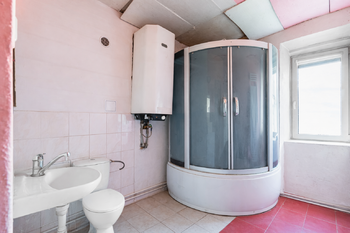 obytná část - Prodej zemědělského objektu 300 m², Hluboké Dvory