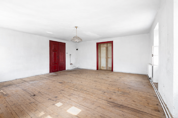 obytná část - Prodej zemědělského objektu 300 m², Hluboké Dvory