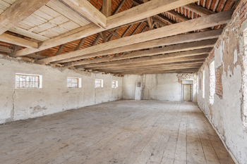 prostor nad restaurací - Prodej zemědělského objektu 300 m², Hluboké Dvory