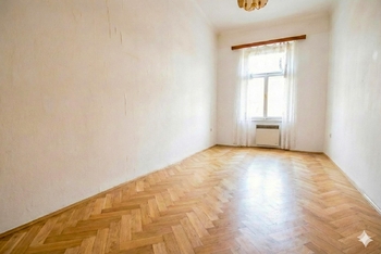 pokoj orientovaný do vnitrobloku - Prodej bytu 3+1 v osobním vlastnictví 114 m², Praha 3 - Vinohrady