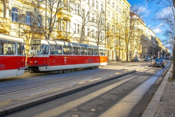 zastávka tramvaje - Prodej bytu 3+1 v osobním vlastnictví 114 m², Praha 3 - Vinohrady