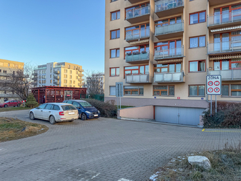 Prodej garážového stání, Praha 5 - Hlubočepy