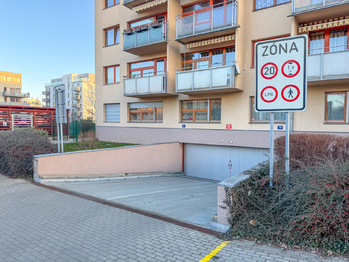 Prodej garážového stání, Praha 5 - Hlubočepy