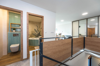 samostatná toaleta a vedle koupelna s vanou a toaletou - Prodej bytu 4+1 v osobním vlastnictví 87 m², Praha 4 - Krč