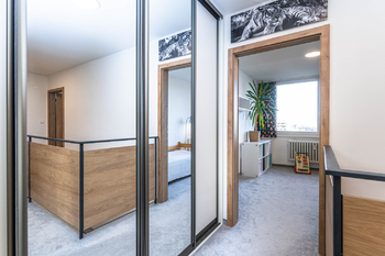 vestavěná skříň - Prodej bytu 4+1 v osobním vlastnictví 87 m², Praha 4 - Krč
