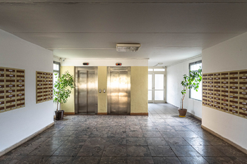 vstupní hala domu - Prodej bytu 4+1 v osobním vlastnictví 87 m², Praha 4 - Krč