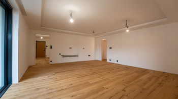 Pohled od ložnice směrem do kuchyně, vpravo špajz, vlevo průchod do chodby - Prodej bytu 3+kk v osobním vlastnictví 164 m², České Budějovice