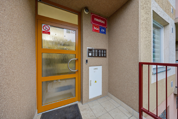 pohled na vstup do domu - Prodej bytu 3+1 v osobním vlastnictví 69 m², Ústí nad Labem