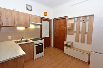 Vstupní chodba s kuchyňským koutem.  - Prodej bytu 2+1 v osobním vlastnictví 75 m², Kostelec nad Labem