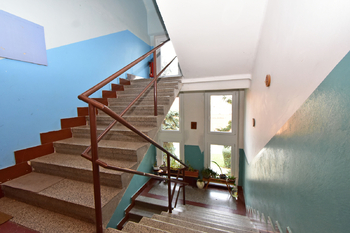 Schodiště v budově.  - Prodej bytu 2+1 v osobním vlastnictví 75 m², Kostelec nad Labem