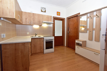 Vstupní chodba s kuchyňským koutem.  - Prodej bytu 2+1 v osobním vlastnictví 75 m², Kostelec nad Labem