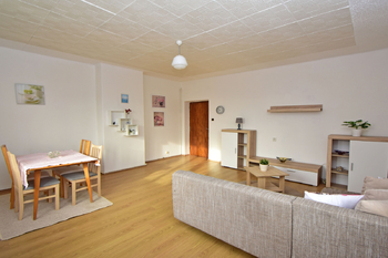 Obývací pokoj s jídelním koutem. - Prodej bytu 2+1 v osobním vlastnictví 75 m², Kostelec nad Labem