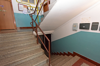 Schodiště v budově.  - Prodej bytu 2+1 v osobním vlastnictví 75 m², Kostelec nad Labem