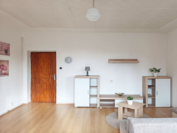 Obývací pokoj s jídelním koutem. - Prodej bytu 2+1 v osobním vlastnictví 75 m², Kostelec nad Labem