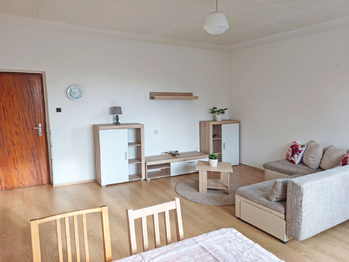 Obývací pokoj s jídelním koutem. - Prodej bytu 2+1 v osobním vlastnictví 75 m², Kostelec nad Labem