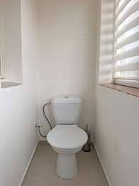 Samostatná toaleta.  - Prodej bytu 2+1 v osobním vlastnictví 75 m², Kostelec nad Labem