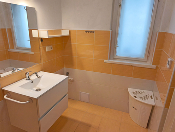 Koupelna se sprchovým koutem, umyvadlem a místem na pračku.  - Prodej bytu 2+1 v osobním vlastnictví 75 m², Kostelec nad Labem