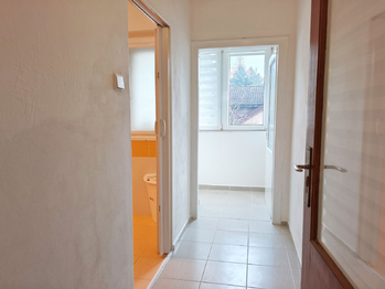 Chodba do koupelny a na toaletu.  - Prodej bytu 2+1 v osobním vlastnictví 75 m², Kostelec nad Labem