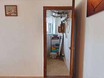 Komora u ložnice s elektrickým bojlerem. - Prodej bytu 2+1 v osobním vlastnictví 75 m², Kostelec nad Labem