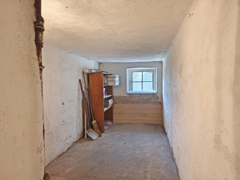 Součástí prodeje je samostatný sklep s osvětlením.  - Prodej bytu 2+1 v osobním vlastnictví 75 m², Kostelec nad Labem