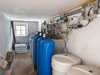 Zdroj vody ze studny, vlastní úpravna vody. - Prodej bytu 2+1 v osobním vlastnictví 75 m², Kostelec nad Labem