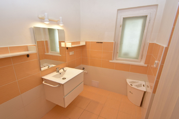 Koupelna se sprchovým koutem, umyvadlem a místem na pračku.  - Prodej bytu 2+1 v osobním vlastnictví 75 m², Kostelec nad Labem