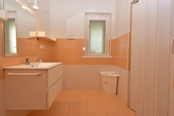 Koupelna se sprchovým koutem, umyvadlem a místem na pračku.  - Prodej bytu 2+1 v osobním vlastnictví 75 m², Kostelec nad Labem